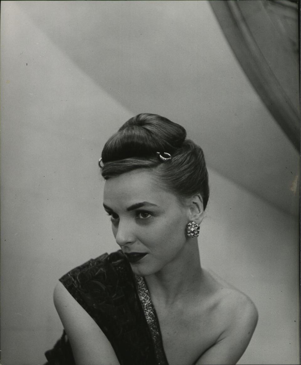 1951: Gold Hairpieces