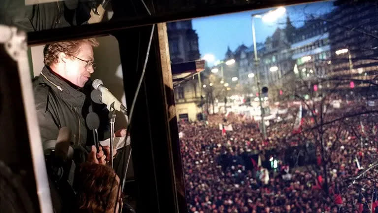 Vaclav Havel en la Plaza de Wenceslao, Praga, 24 de noviembre de 1989.