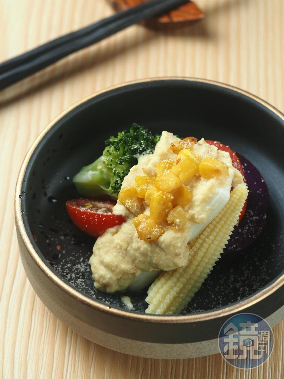 「玉米白和溫沙拉」醬汁是胡麻豆腐的日式白和涼拌底，香濃溫潤。（雞懷石套餐內容）