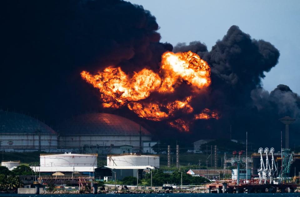 Un dépôt pétrolier a pris feu à Cuba, ce 6 août 2022, faisant au moins un mort et 121 blessés. - Yamil LAGE / AFP