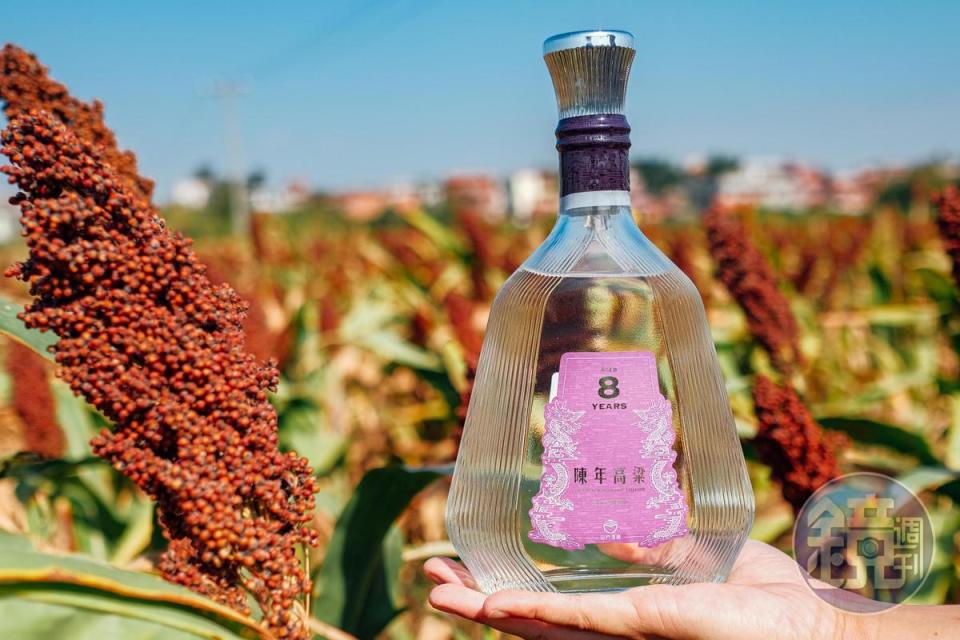 「8年陳年金門高粱酒」在糧香外韻釀出淡淡的果香。（3,500元／瓶）
