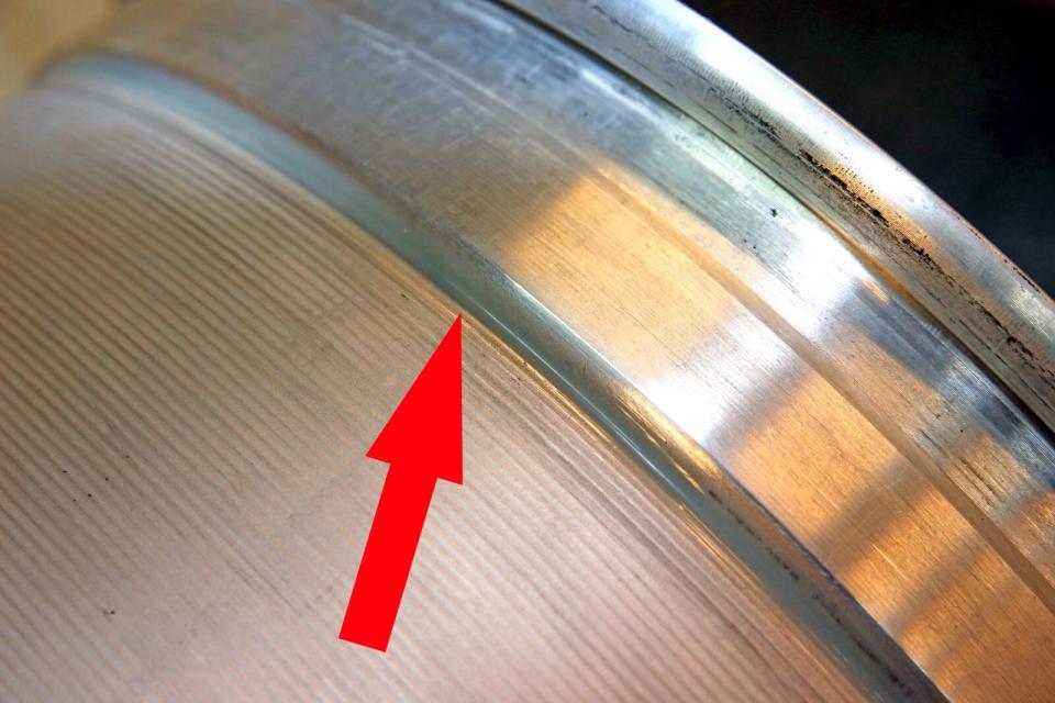 為確保輪圈不會漏氣，三片式鋁圈都要在接合縫隙上塗上密封膠，不過萬一Out Rim或In Rim遇到點對點的強大撞擊時，三者可能會產生位移，導致密封膠剝離鋁圈表面，而產生漏氣情況。
