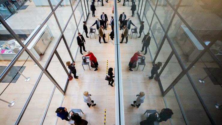 Die Abgeordneten stimmten namentlich über die Novelle des Erneuerbare-Energien-Gesetz (EEG) im Deutschen Bundestag ab. Foto: dpa