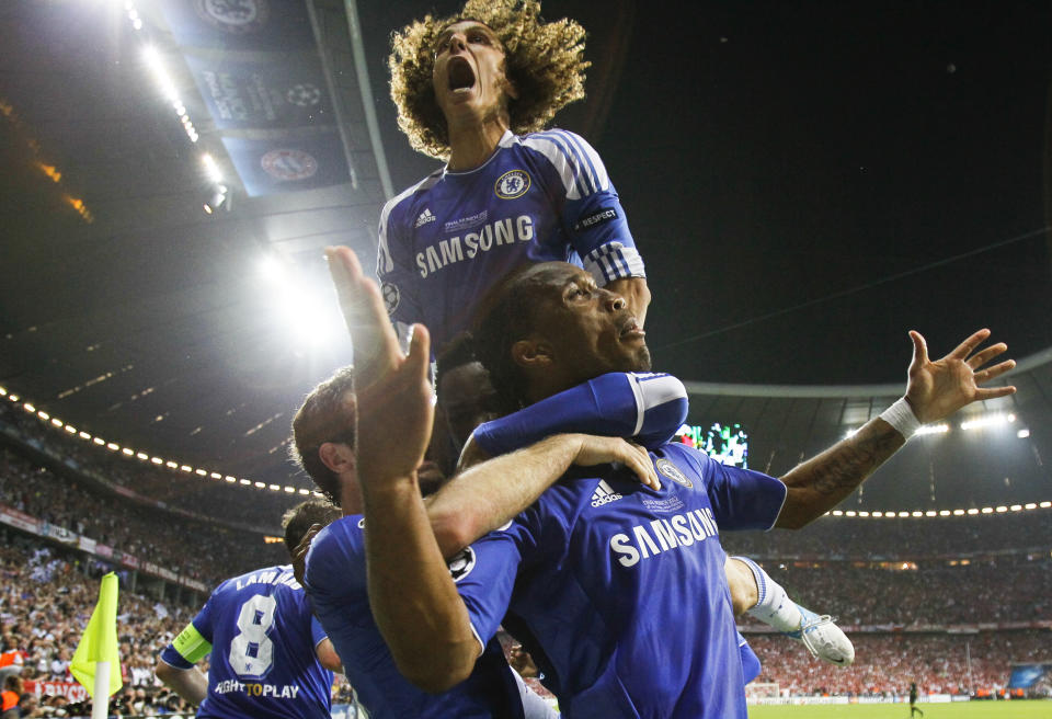 Sie stachen ins bayerische Herz: David Luiz (oben) und Didier Drogba (r.). (Bild: Reuters)