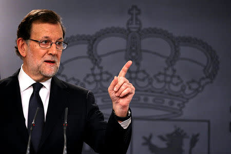 Spain's acting Prime Minister Mariano Rajoy gestures during a news conference at Moncloa Palace in Madrid, Spain, October 25, 2016. REUTERS/Sergio Perez
