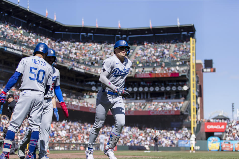 El puertorriqueño Enrique Hernández de los Dodgers de Los Ángeles recibe la felicitación de su compañero Mookie Betts (50) luego de su cuadrangular de 3 carreras en la 6ta entrrada ante Taylor Rodgers de los Gigantes de San Francisco. Domingo 1 de octubre de 2023. (AP Foto/John Hefti)