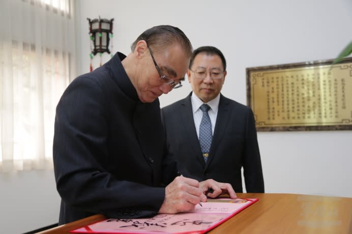 國防部長馮世寬17日在戴雨農先生紀念館寫下「我們是無名英雄，沒名沒姓，不留事蹟，却保衛了國家」這段話。（軍聞社記者周力行攝）