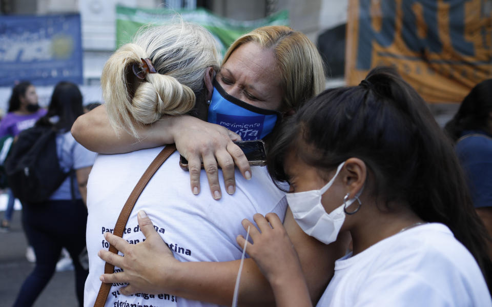 Maria Ines Orieta, izquierda, cuya hija Milagros fue asesinada este año, es abrazada por mujeres durante una protesta contra la violencia de género, en Buenos Aires, Argentina, el miércoles 17 de febrero de 2021. (AP Foto/Natacha Pisarenko)