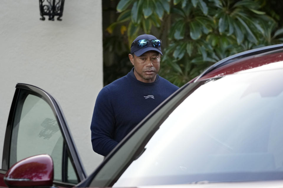 Tiger Woods aborda un vehículo luego de retirarse del Genesis Invitational en el Riviera Country Club de Los Ángeles, el viernes 16 de febrero de 2024 (AP Foto/Ryan Sun)