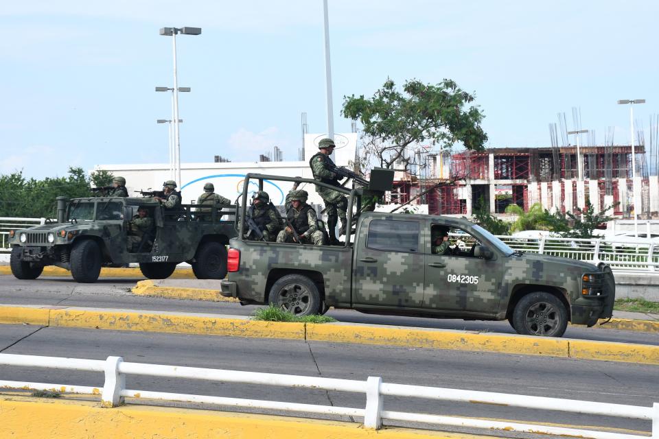 A handout photo made available by El Debate de Sinaloa shows clashes between armed groups and federal forces, in Culiacan, Mexico, 17 October 2019 during an attempt to capture a son of convicted drug lord Joaquin “El Chapo” Guzman.