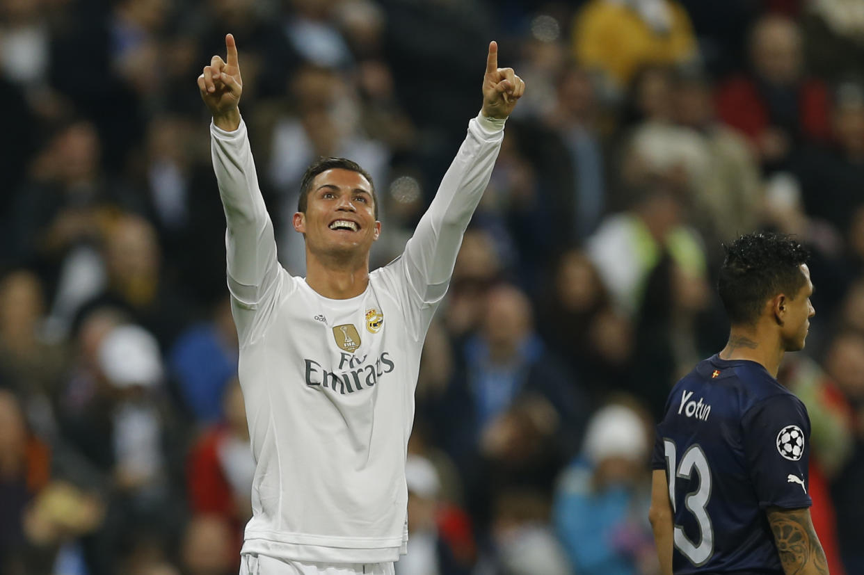 El jugador de Real Madrid, Cristiano Ronaldo, festeja un gol contra Malmo en la Liga de Campeones el martes, 8 de diciembre de 2015, en Madrid. (AP Photo/Francisco Seco)
