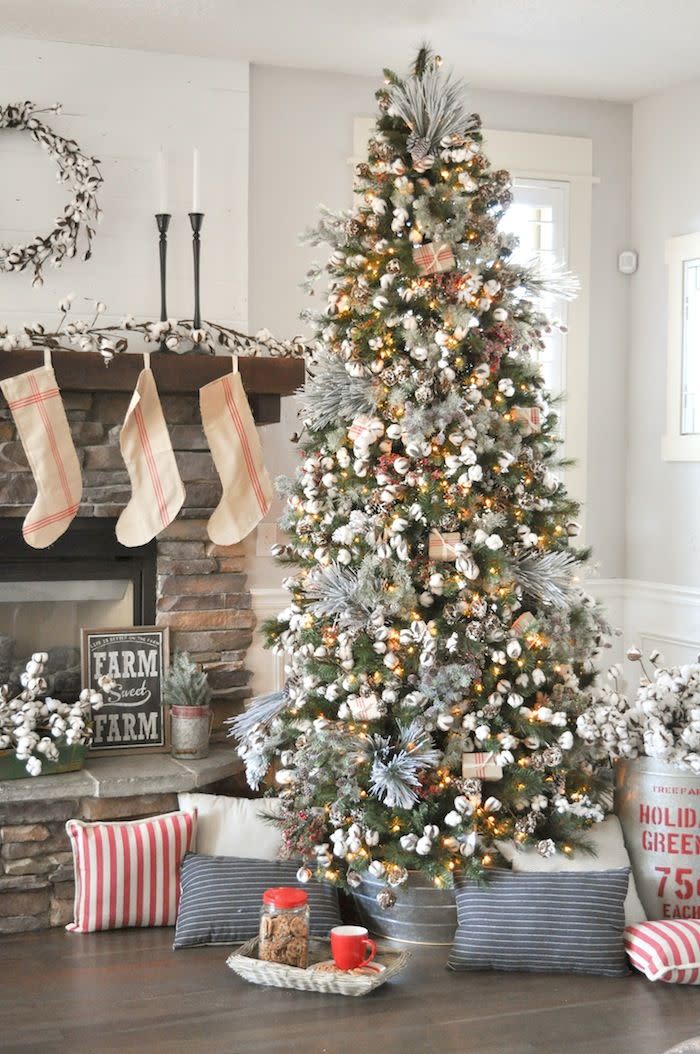 23) Farmhouse Christmas Tree