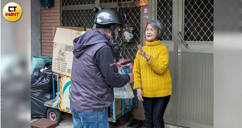 接受愛心餐的屋主張先生，一家人都是被「內褲村長」廖振益在921地震從瓦礫堆救出。而廖振益不但幫他們重建家園，還每日送餐，讓這家人相當感激。（圖／宋岱融攝）