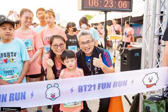 宇宙明星BT21 FUN RUN台中中央球場登場，超萌4歲可愛孫邀阿嬤歡樂跑！運動局長李昱叡與小小跑友及阿嬤開心合照。