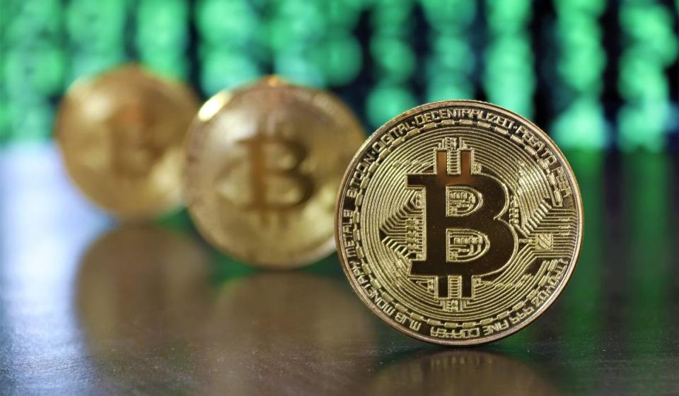 Después de alcanzar precio récord, bitcoin cae y se desploma un 6 %. Imagen: Pexels.