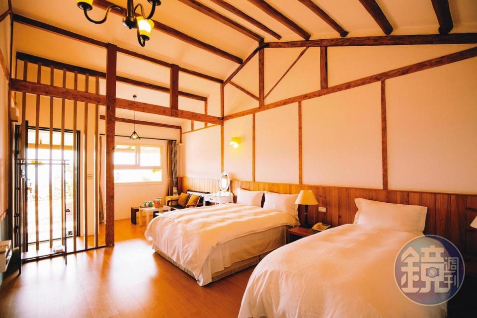 「茶香花園阿里山民宿」保有木材質樸感的舒適客房。