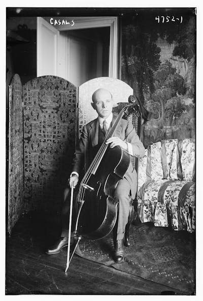 Pau Casals, con su violonchelo, entre 1915 y 1920. <a href="http://loc.gov/pictures/resource/ggbain.27805/" rel="nofollow noopener" target="_blank" data-ylk="slk:Librery of Congress;elm:context_link;itc:0;sec:content-canvas" class="link ">Librery of Congress</a>