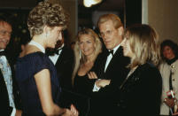 La <em>premiere</em> británica de 'El príncipe de las mareas' (1991) contó con una invitada de excepción: la princesa Diana. Aquí la vemos saludando a los actores de la película, Barbra Streisand y Nick Nolte. (Foto: Princess Diana Archive / Getty Images)