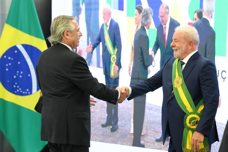 El Presidente Alberto Fernández saluda a su par Luiz Inácio Lula da Silva.