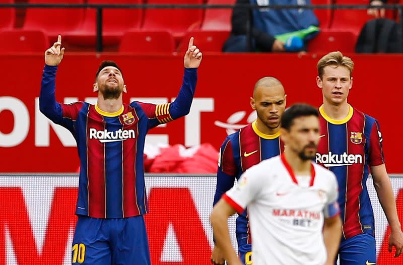 Lionel Messi celebra tras anotar un gol en el triunfo del FC Barcelona 2-0 en su visita al Sevilla por la Liga española de fútbol, en el estadio Ramón Sánchez-Pizjuán, en Sevilla, España