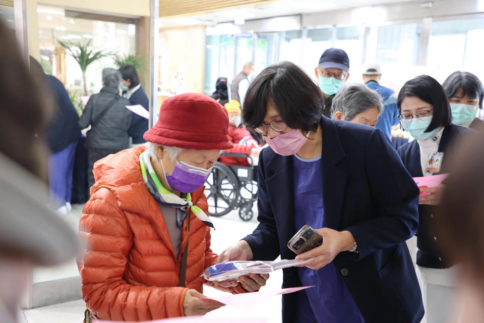 護理團隊透過Q&A問答和贈送健康好禮活動，提升民眾的腎臟健康識能。