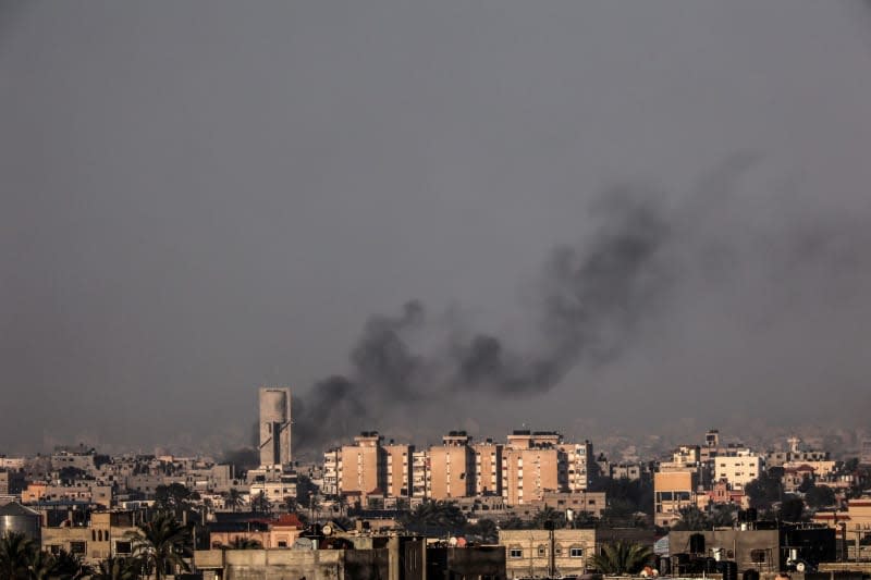 Smoke rises over the residential areas following Israeli attacks. Abed Rahim Khatib/dpa