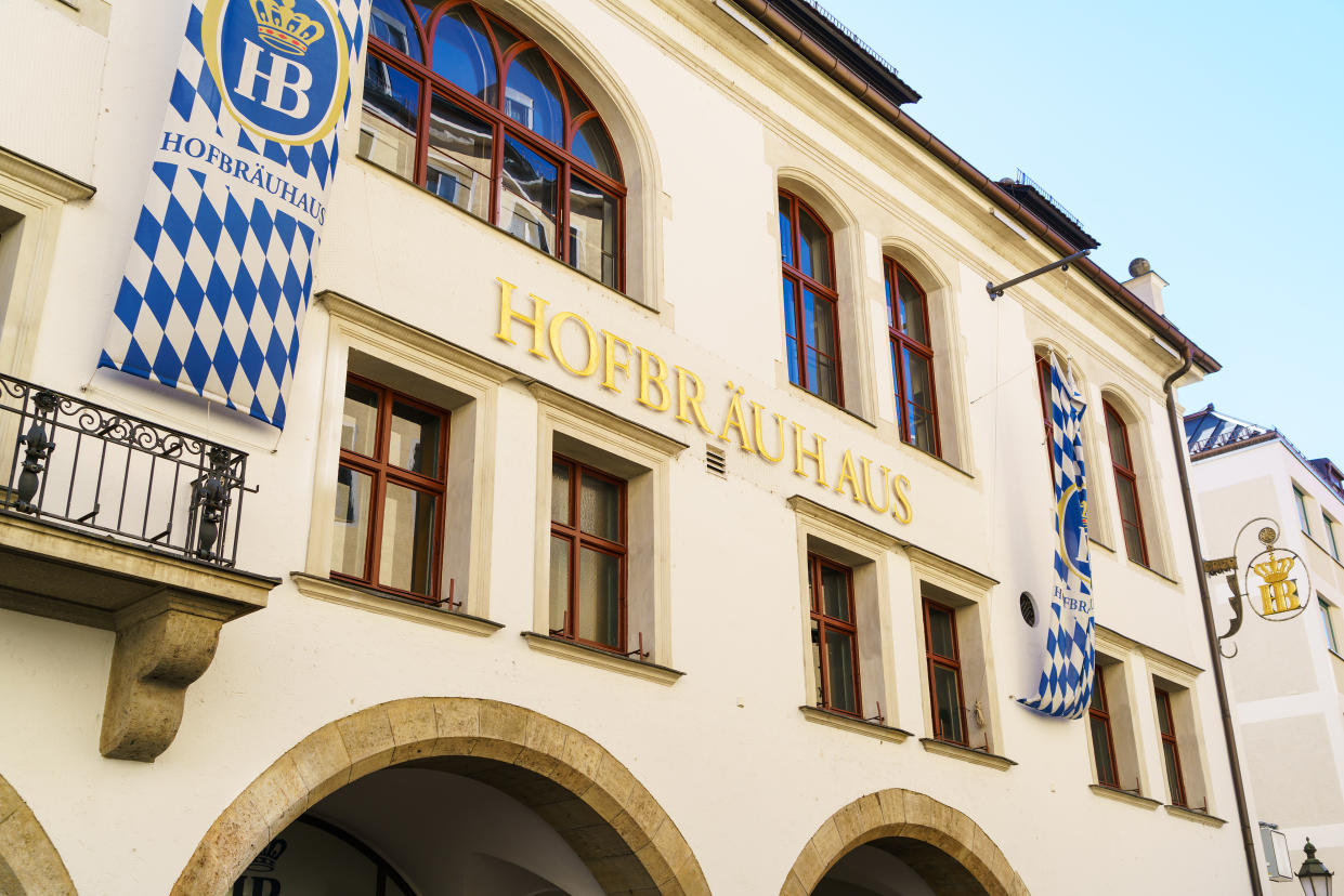 Am Platzl steht das Münchner Hofbräuhaus schon seit Urzeiten. Auch der US-Amerikaner Gregory machte dort im Januar 1972 einen Besuch (Bild: Getty Images)