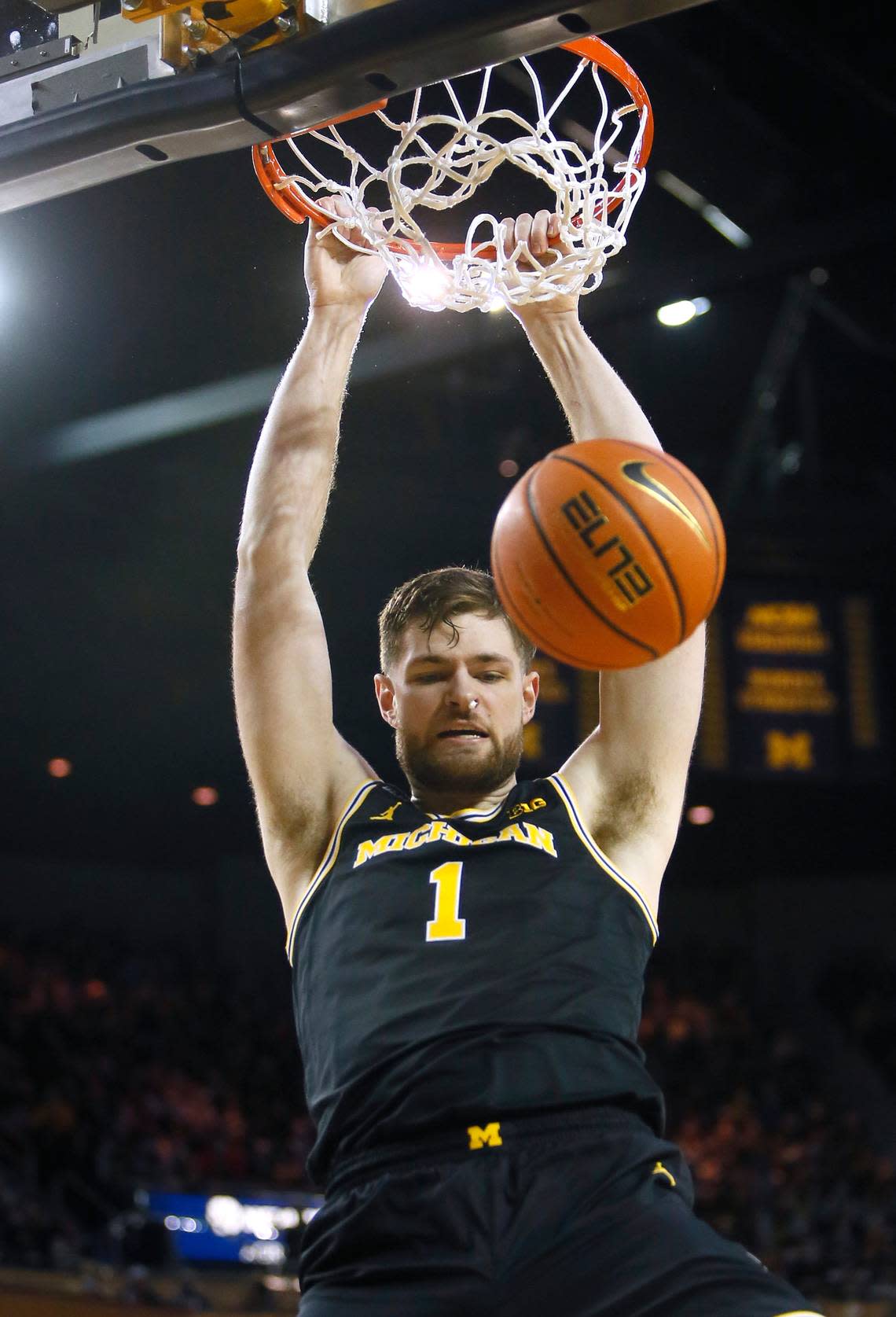Michigan center Hunter Dickinson (1) is averaging 19.1 points and 9.1 rebounds through seven games.