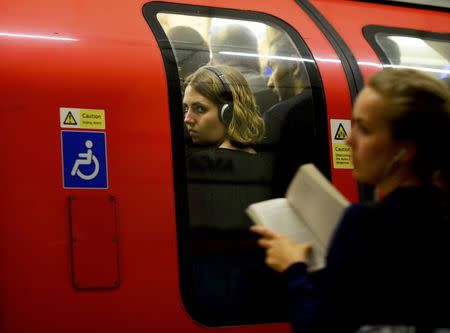 Commuters brave rush hour on the northern line on the London underground in London, Britain August 5, 2015. REUTERS/Dylan Martinez