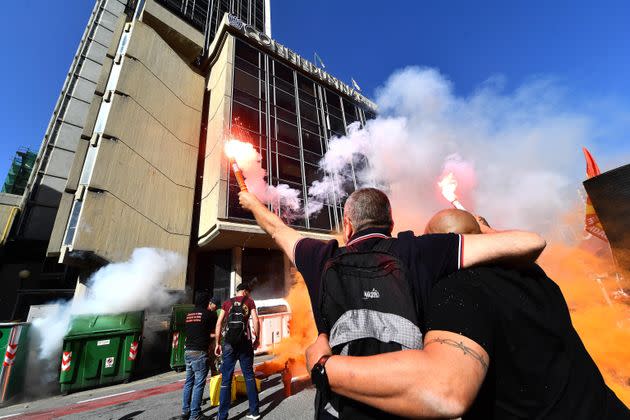 Protesters burn bengalos as they pass through the streets of the city during a general strike called by the grassroots unions against the Draghi government 'which starves the workers', according to the protesters, in Genoa, Italy, 11 October 2021. ANSA/LUCA ZENNARO  (Photo: LUCA ZENNAROANSA)