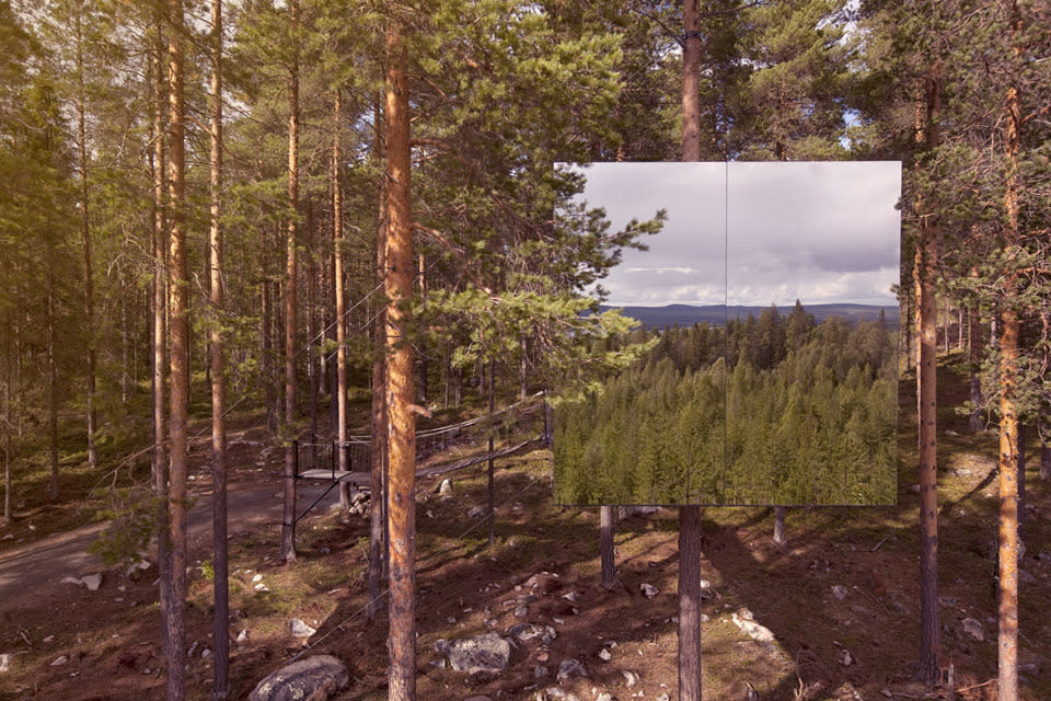 Esta habitación también es parte del TreeHotel en Suecia. Está escondida dentro de el bosque y tiene las paredes hechas totalmente de espejo.