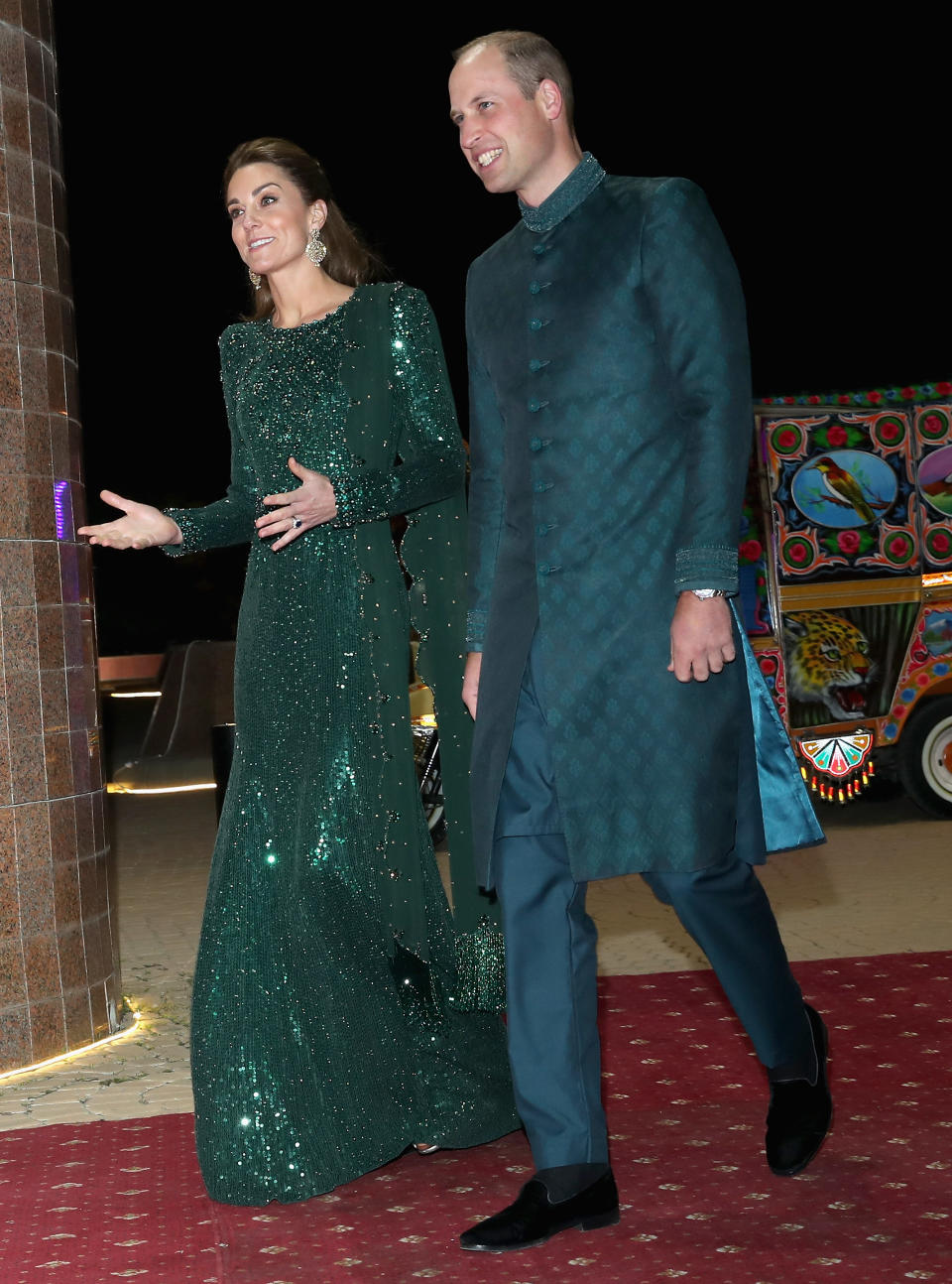 Herzogin Kate glänzte in einem Kleid von Jenny Packham, doch alle guckten nur auf Prinz William (Bild: Getty Images)