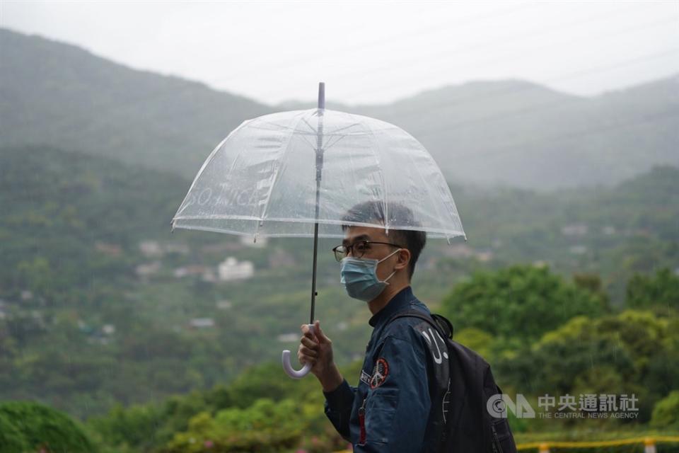 中央氣象局天氣預報指出，台灣受東北風及華南雲雨區東移影響，入夜隨著華南雲雨區東移，台灣附近水氣逐漸增加，尤其晚起中部以北降雨機率提高，天氣越晚越濕涼。(中央社資料照)