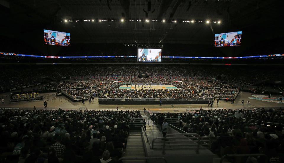 聖安東尼奧馬刺隊在NBA 2022-23球季1月重返Alamodome舉辦賽事，該場賽事湧入68323人。（Photo by Ronald Cortes/Getty Images）