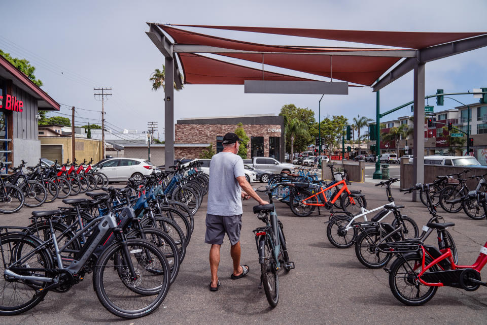 Una tienda de bicicletas eléctricas en Encinitas, California, el 18 de julio de 2023. (Ariana Drehsler/The New York Times)