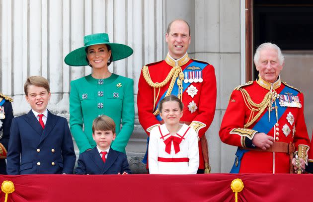 La famiglia Wells e il re Carlo III guardano un sorvolo della RAF dal balcone di Buckingham Palace durante Trooping the Colour il 17 giugno 2023, a Londra, Inghilterra.