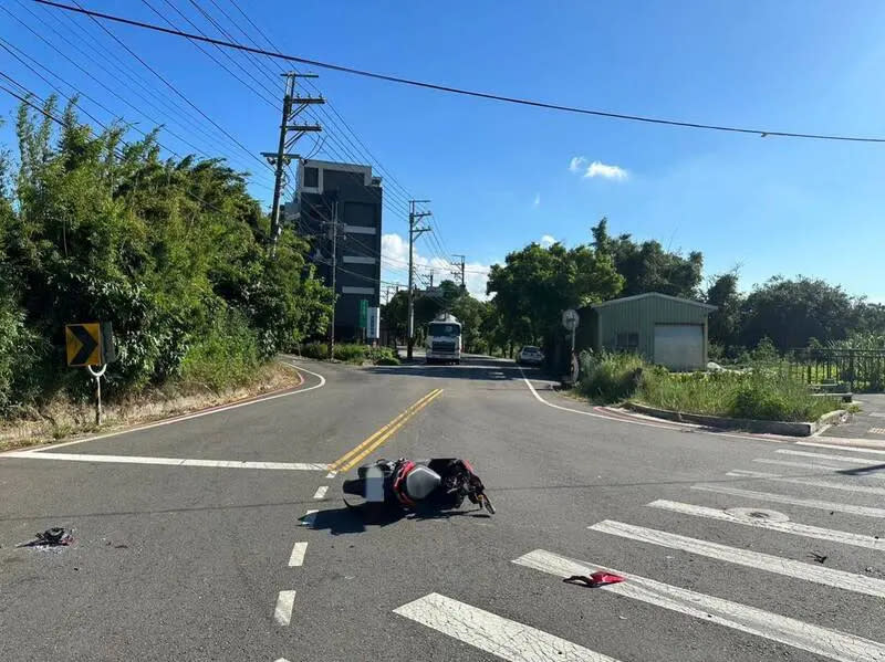 ▲園一名梁姓女子騎車行經大園區興華路二段、航城路口時，遭到對向白色小客跨越雙黃線「切西瓜」左轉踫撞，梁女送醫不治，最終警方尋獲肇事駕駛，但人已輕生死亡。（圖／翻攝畫面）