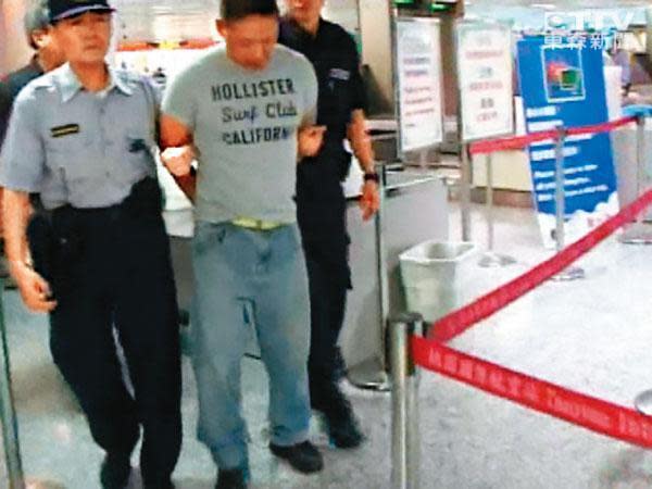 雨衣大盜王淵（中）準備搭機潛逃出境，所幸警方及時攔截逮捕。（翻攝東森新聞）