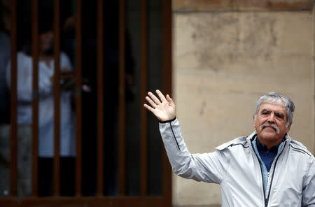 Former Planning Minister Julio De Vido waves as he arrives to the federal justice building where former Argentine President Cristina Fernandez de Kirchner attended court, in Buenos Aires, Argentina April 13, 2016. REUTERS/Marcos Brindicci