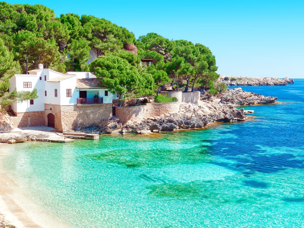 Ein Urlaub auf der spanischen Insel Mallorca kann sich für eine Familie lohnen. (Bild: pixelliebe/Shutterstock.com)