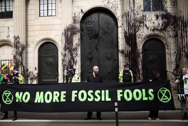 Foto del jueves de activistas de Extinction Rebellion protestando fuera de la sede del Banco de Inglaterra en Londres