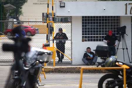 A police and journalists are seen during the second judicial hearing of Javier Duarte, former governor of Mexican state Veracruz, outside a court on the outskirts of Mexico City, Mexico, July 22, 2017. REUTERS/Edgard Garrido