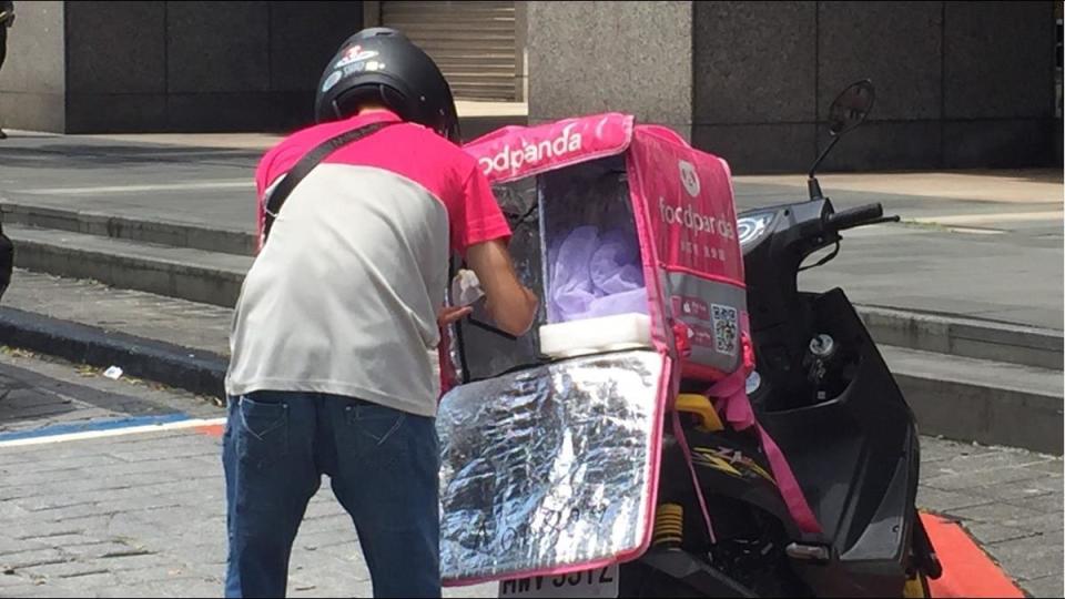台灣外送平台頻頻傳出買氣下降與交通事故消息。（圖／東森新聞資料畫面）