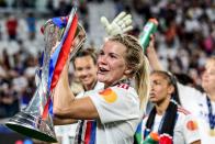 An der Stelle von Ada Hegerberg hätten wohl viele aufgegeben. 20 (!) Monate fiel die Norwegerin verletzungsbedingt aus. Und doch kam sie 2021 zurück, als wäre sie nie weg gewesen. 2022 führte sie Olympique Lyon zum Champions-League-Sieg gegen den haushohen Favoriten FC Barcelona. Neben dem Platz kämpft die Torjägerin seit Jahren energisch für Gleichberechtigung. (Bild: Getty Images / Maja Hitij)