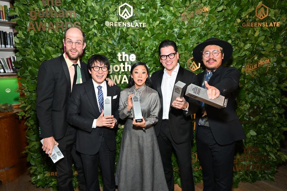 NEW YORK, NEW YORK - NOVEMBER 28: (L-R) Daniel Scheinert, Ke Huy Quan, Stephanie Hsu, Jonathan Wang and Daniel Kwan pose in the GreenSlate Greenroom at The 2022 Gotham Awards at Cipriani Wall Street on November 28, 2022 in New York City. (Photo by Slaven Vlasic/Getty Images for GreenSlate) ORG XMIT: 775903484 ORIG FILE ID: 1445322215