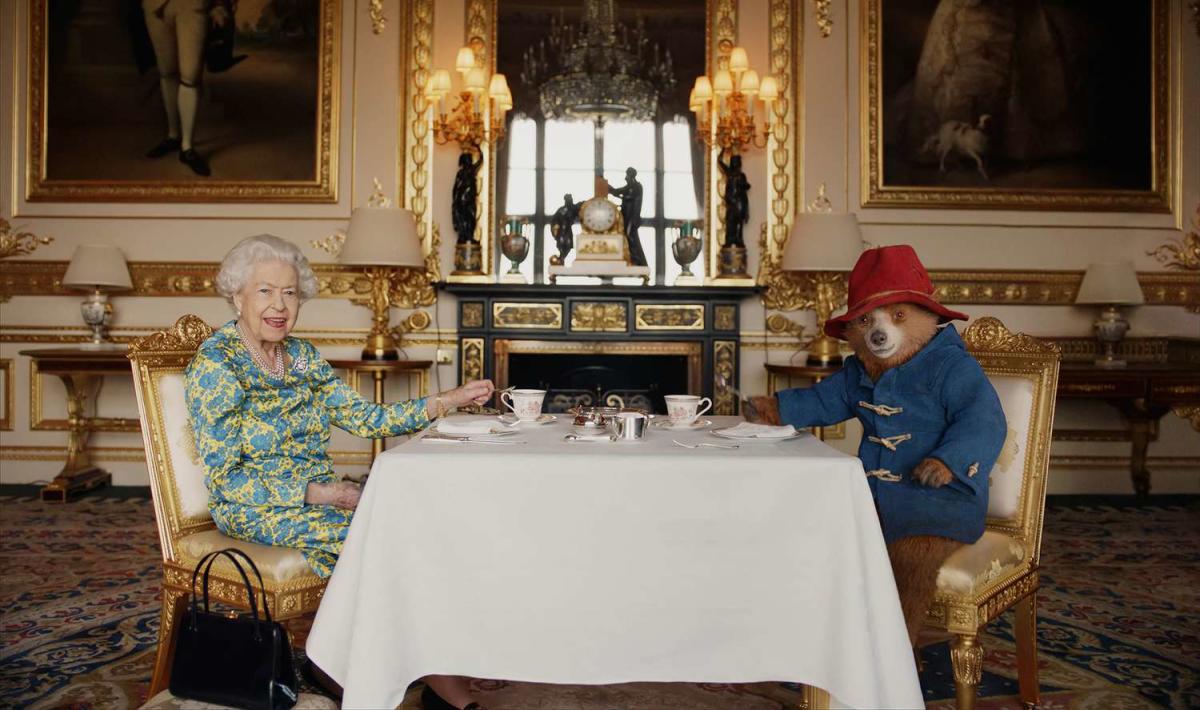 Queen Elizabeth's handbag: what she keeps inside the purse that featured in  the Paddington sketch