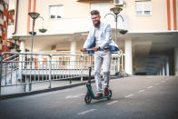 <p>Légère, facile, rapide, la trottinette électrique est l’un des moyens de transport urbain les plus plébiscités dans les grandes villes engorgées de voitures. Appartenant -tout comme le One Wheel et l’hoverboard- à la catégorie des les NVEI, pour nouveaux véhicules individuels électriques, la trottinette voit depuis deux ans ses ventes croître de 35% chaque année mais attention les accidents eux aussi ont augmenté de plus de 23% en un an. Donc port du casque obligatoire !<br>Crédit photo : Getty Images </p>