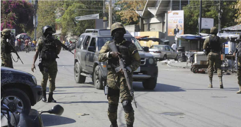 海地政府由於擔心軍事政變，解散軍隊，2018年爆發大規模反政府示威，海地當局為了鎮壓民眾，轉向幫派求助，助長幫派勢力。（圖／達志／美聯社）