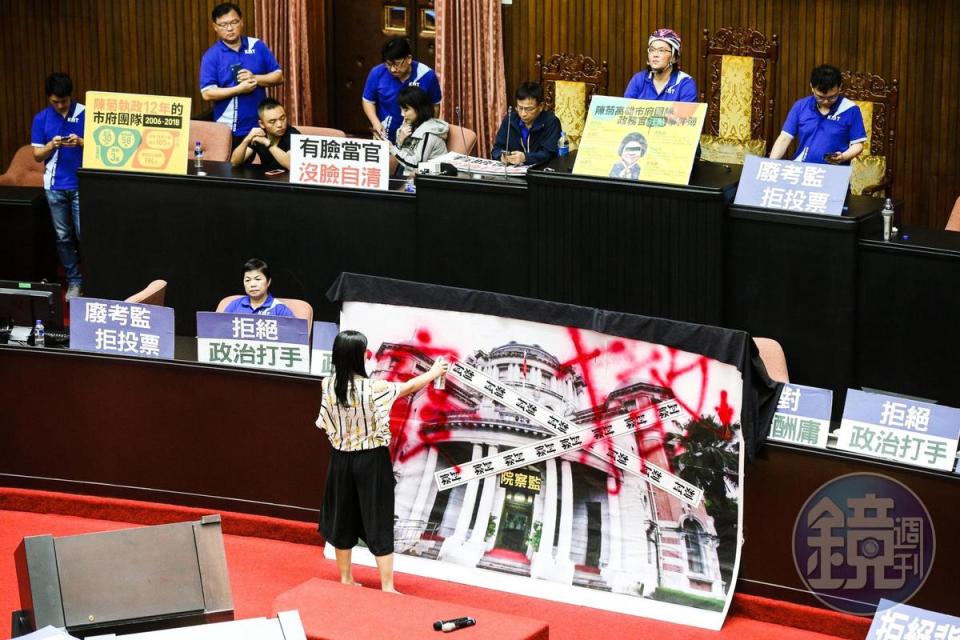 民眾黨立委高虹安在查封監院的大海報上噴漆寫上廢撤等字樣，聲援國民黨癱瘓議事的行動。