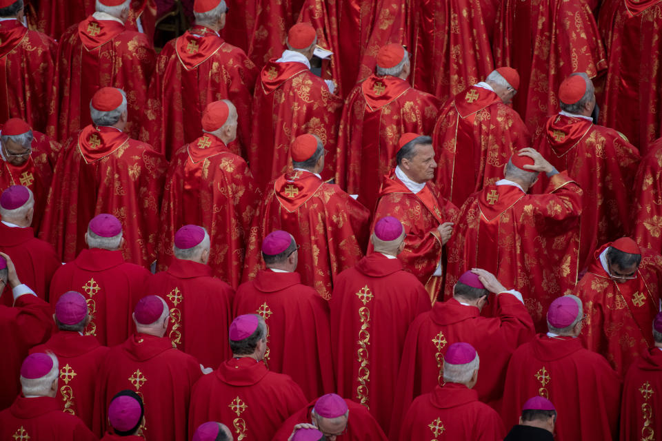 Clero en la plaza de San Pedro para el funeral del Papa Benedicto XVI en el Vaticano el jueves 5 de enero de 2023. (James Hill/The New York Times)